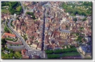 Entre quels siècles la construction des édifices religieux et civils de la vieille ville de Sarlat-La-Canéda s'étale-t-elle ?