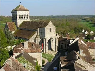 Quel est ce bourg de Seine-et-Marne où vous tomberez en admiration d'une jolie église romane aux superbes sculptures ?