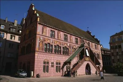 Quelle ville possède le superbe hôtel de ville de la photo d'accompagnement ?