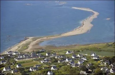Dans quel département breton se trouve le sillon de Talbert, langue étroite de quelques dizaines de mètres et s'avançant dans les flots sur plus de trois kilomètres ?