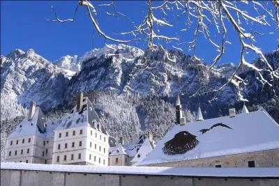 Où est fabriquée la fameuse liqueur des moines de la Grande Chartreuse en Isère ?