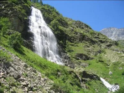 Dans la vallée du Valgaudémar dans les Hautes-Alpes près du chalet de Gioberney se trouve une superbe cascade, quel est son nom ?