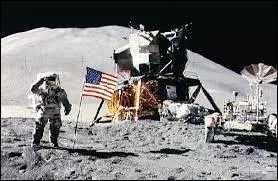 Quand eut lieu la sortie extra-véhiculaire qui conduisit Neil Armstong à fouler le sol lunaire ?