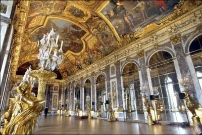 Combien y a-t-il de miroirs dans la galerie des Glaces ?