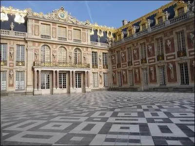 Comment s'appelle la célèbre cour au centre du château de Versailles ?