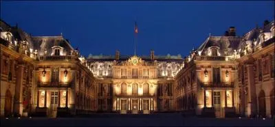 Combien de pièces le château de Versailles compte-t-il au total ?