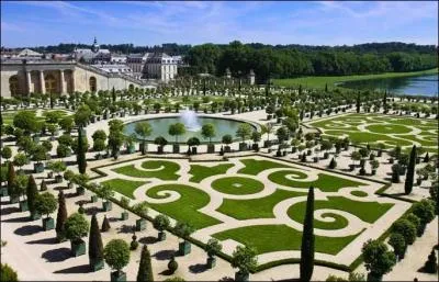 Comment nomme-t-on les jardins du château ?