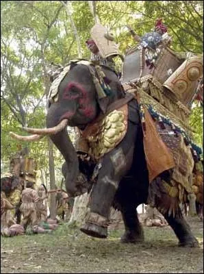 Reine guerrière et conquérante, elle tenta de s'emparer de l'Inde. Quel roi de ce pays avec son armée d'éléphants lui fera subir une cuisante défaite, l'obligeant à faire demi-tour ?