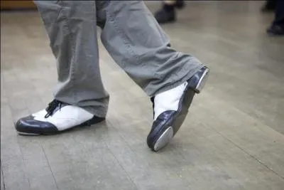 Les claquettes inspirées des danses irlandaises sollicitent beaucoup les pieds. Parmi ces danseurs de claquettes, qui est l'intrus ?