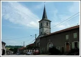 Voici l'église Saints-Abdon-et-Sennen de Favières. Village lorrain de l'arrondissement de Toul, il se trouve dans le département ...