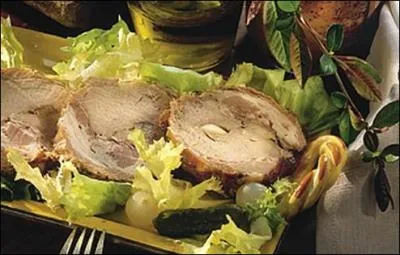 Quel nom porte ce morceau de filet de porc que je frictionne de sel, fourre d'ail, dore dans la graisse, cuis à l'étouffée et que je sers froid ?