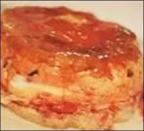 La seule, l'unique, la vraie pâtisserie. Elle est réalisée avec une préparation de blancs d'œufs battus en neige mélangés à un caramel blond, les pralines roses saupoudrées et délicatement posée sur la crème vanillée !