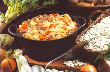 Si vous y mettez des haricots blancs, l'échine de porc, du lard, du jambon, des légumes, c'est une soupe que l'on appelle --------.