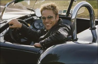 Quand ils vont sauver la personne qui a été enlevée, qui se fait tirer dessus ?
indice : Il est touché au bras par une balle.