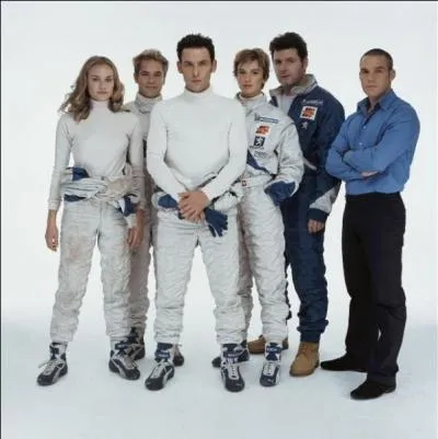 Est-ce que Michel Vaillant a un frère ? Si oui, quel est son rôle dans l'écurie ?
indice : Il est sur la photo.