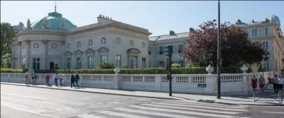 On dit toujours qu'il y a trop de personnes décorées de la Légion d'honneur. Mais, à vous de trouver le nombre maximum de récipiendaires vivants suivant les statuts de l'ordre et le nombre réel de récipiendaires (2012)..