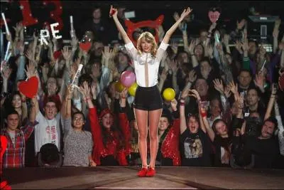 Quel nom porte la fanbase de Taylor Swift ?