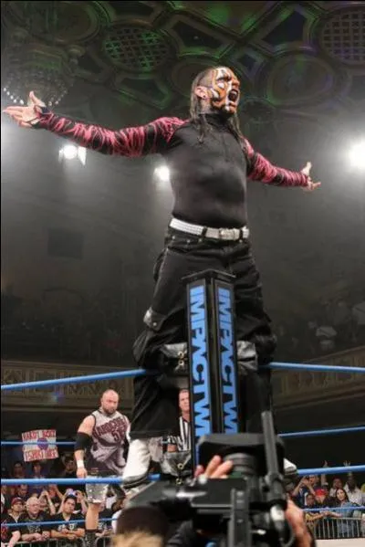 Quel est le finisher de Jeff Hardy ?