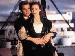 Qui était le fiancé de Rose au moment de son embarquement sur le Titanic ?