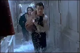 Lequel de ces hommes a parié son ticket d'embarquement dans une partie de poker ?