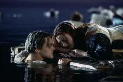 Où Jack est-il enfermé lors de la rencontre entre le Titanic et un iceberg ?