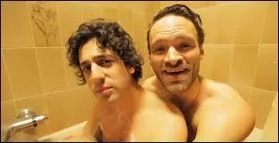 Dans ''Mon coloc'' , Max Boublil se demande à juste titre si ce dernier n'essaie pas de le ''serrer'' . Le mot ''coloc'' n'est PAS...