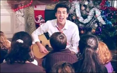 Sous le sapin, entouré d'enfants, le gentil Max Boublil va leur chanter un ''Joyeux Noël'' à sa façon. D'après lui, qui fabrique les robots et les poupées qu'on offre ce jour-là ?
