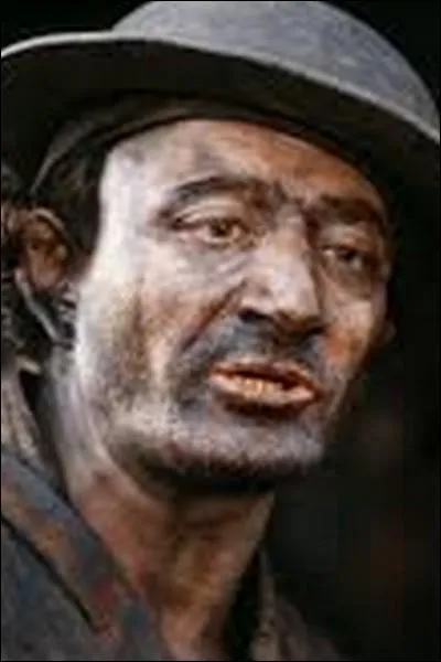 Son nom est Jean-Roger Milo. Quelle est la bonne réponse ?