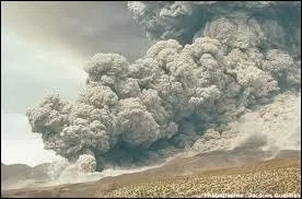 Qu'est-ce qu'une nuée ardente et de quoi est-elle composée ?