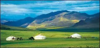 Quelle est la capitale de la Mongolie, ce pays se situant entre la Russie et la Chine et ayant une superficie de 1, 5 de km² et une population de 2, 8 millions d'habitants ?