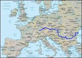 Quel est ce fleuve qui est le deuxième d'Europe par sa longueur -3020 km- et qui traverse 10 pays européens ?