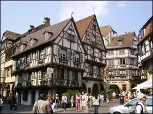 La région d'Alsace est divisée en trois départements.