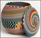 Quel matériau inhabituel a permis la réalisation de ce joli panier multicolore ?