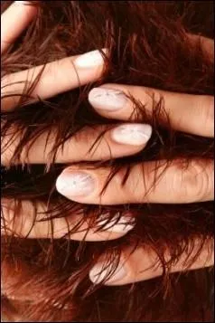 Qu'est-ce qui fait croire que les cheveux et les ongles poussent après la mort ?
