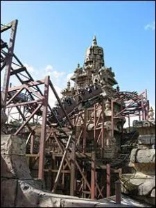 "Indiana Jones et le Temple du Péril" a été le premier manège de Disneyland Paris à comporter un looping.