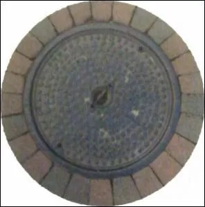 Certaines plaques d'égout de Main Street USA ont été offertes par des villes américaines.