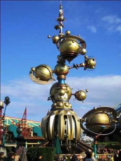 Voilà une attraction, l'Orbitron, que l'on doit à un dessin de...