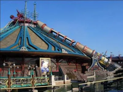 Space Mountain est un hommage à Jules Verne et à son roman "De la Terre à la Lune" que Walt Disney adorait.