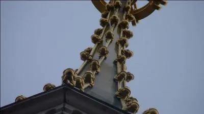 Des files d'escargots rampent sur le toit de la tour dorée du château. C'est un clin d'il à la gastronomie française !