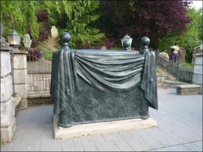 Dans le cimetière de Boot Hill, que se passe-t-il si l'on s'approche de cette tombe ?