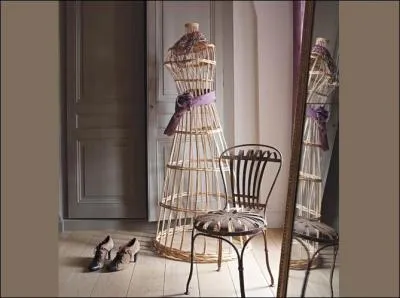 Charme d'antan pour une décoration élégante. Le mot mannequin est-il en rapport avec l'étymologie des mots mandelier, mande, mandelle, manne ?