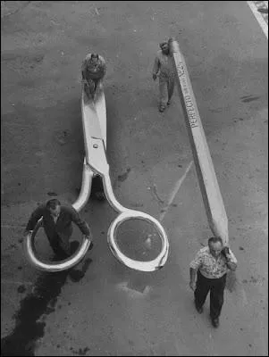 Une étonnante photo de tournage, qui pourrait représenter une installation de décors de l'antique série TV Au pays des géants (Land of the giants). A votre avis, de quel film s'agit-il ?