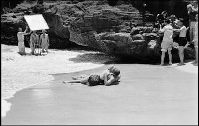 Cette photo révèle les dessous de l'une des scènes de baiser les plus connues du cinéma mondial, entre Deborah Kerr et Burt Lancaster. Quel est ce film ?