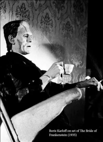 Lors des tournages, mêmes les Monstres mènent une vie normale et dégustent comme ici un thé bien mérité. Quel est ce film dans lequel le monstre ne trouve pas l'amour partagé ?