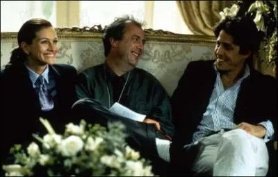 Là aussi, un moment de détente pour le réalisateur, assis entre les deux stars de son film. Reconnaissez-vous le film, peut-être grâce au canapé ou à la tenue de Julia Roberts ?