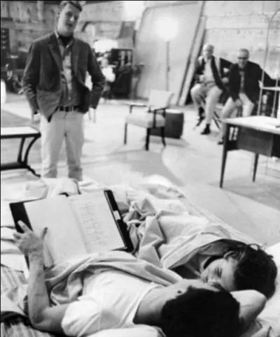 On voit qu'il n'est pas aisé, sans doute, pour les acteurs, de jouer des scènes d'intimité, étant donné que l'équipe est à quelques pas de là, et que le contexte ne prête guère à cela. Reconnaissez-vous ce film de Mike Nichols (1967) qui a connu un grand succès pour le caractère osé de la situation ?