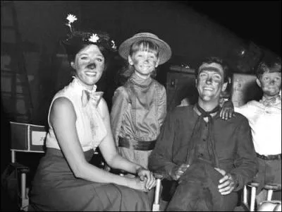 Les visages des acteurs sont noircis car la scène se passe sur les toits et les cheminées. Le film très célèbre dont il s'agit est ?