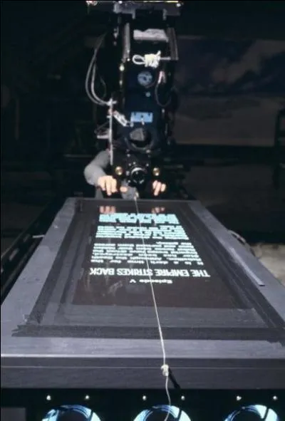 Vous étiez-vous demandé comment ils avaient fait ? Voici la façon dont a été filmé le texte qui se déroule en début de film, et qui fait partie de l'histoire du cinéma désormais... Le film, c'est ?