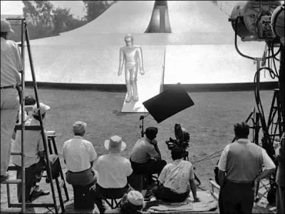 C'est une photo de tournage d'un film de science-fiction, dans lequel la réplique Klaatu barada nikto est devenue culte. C'est ?