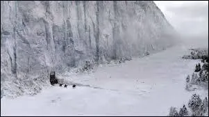 Je suis vieux, mon manteau est noir et je suis un mestre. Qui suis-je ?